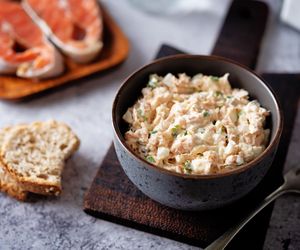 Sałatka z łososiem. Sylwestrowa przekąska gotowa w 10 minut 