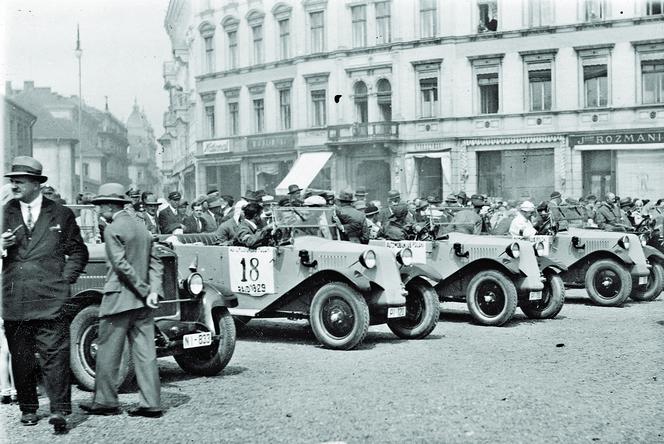 Automobilklub Polski na placu Marszałka Piłsudskiego w Warszawie