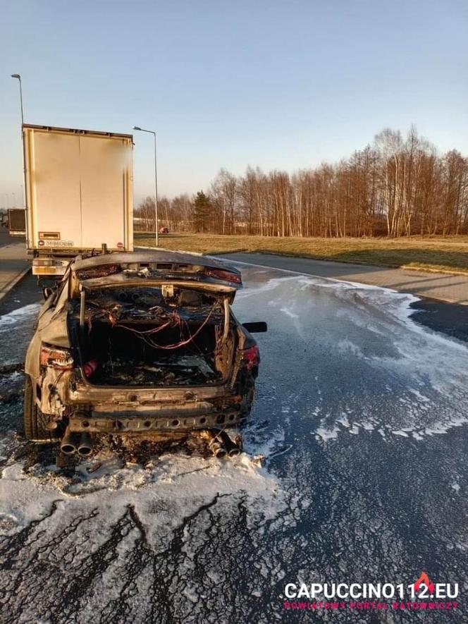 Pożar audi na węźle autostradowym Tarnów-Krzyż