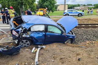 Wypadek w Szreniawie! Audi wjechało pod szynobus na przejeździe kolejowym 