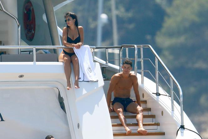 Bujna czupryna Cristiano Ronaldo i krągła pupa Georginy na jednym ZDJĘCIU. Ważny szczegół w białym naczynku
