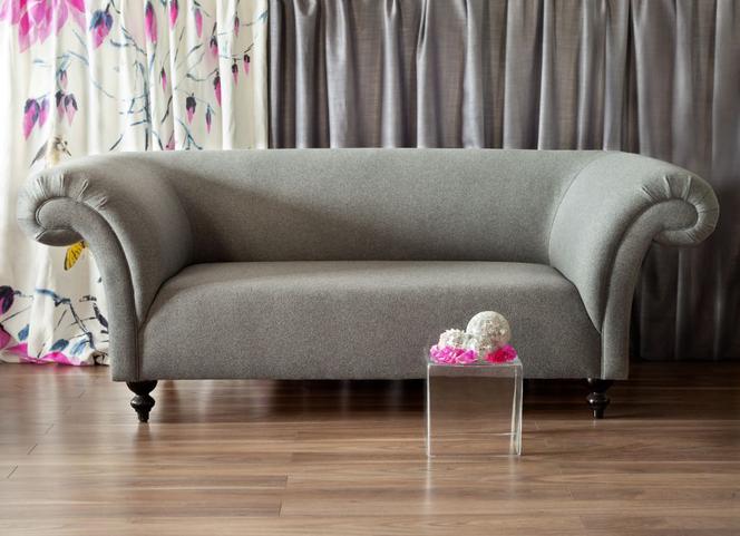 Sofa w stylu klasycznym obita nowoczesną tkaniną