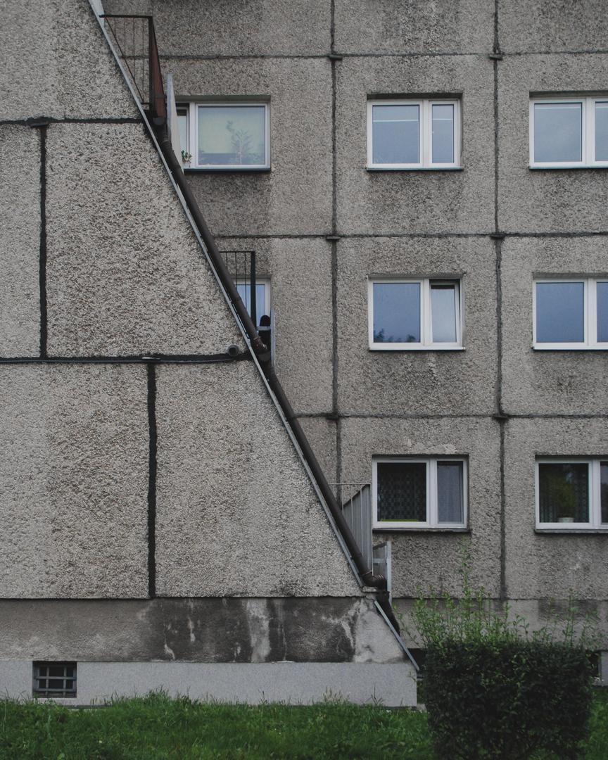 Architektura PRL w Krakowie - zobacz najpiękniejsze bloki, hotele, kino i inne budynki, które warto odwiedzić