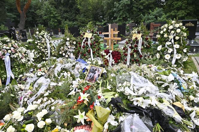 Grób Patrycji i Łukasza utonął w białych kwiatach. Małżeństwo zginęło ratując swoją 4-letnią córeczkę