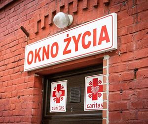 Katowice. W oknie życia znaleziono dwuletniego chłopca
