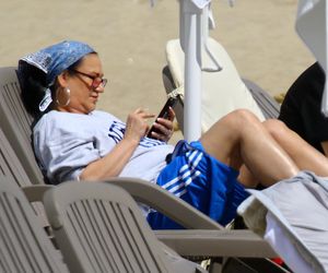 Kayah. Leczyła gardło i opalała kolana