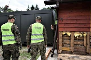 Powódź: terytorialsi pomogli pięcioosobowej rodzinie z Trzcinicy. Dostarczyli kontener mieszkalny [ZDJĘCIA]