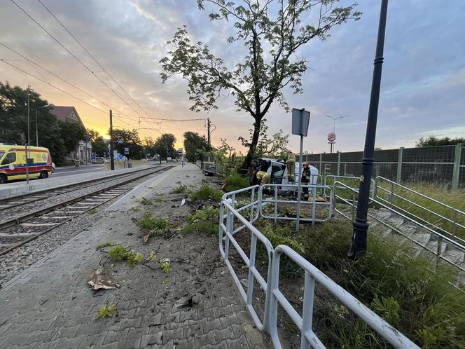 Wypadek na DTŚ. Samochód dostawczy wypadł z drogi. Jedna osoba poszkodowana