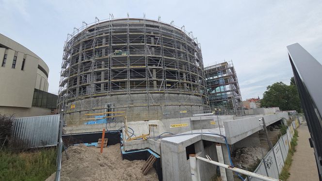 Szklana fasada Opery Nova nabiera kształtów. Rozbudowa wkracza w decydującą fazę!