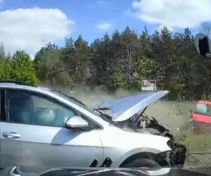 Policjanci ujawnili dramatyczne nagranie. Zderzenie trzech aut na przejeździe kolejowym