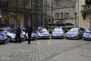 Komenda Miejska Policji w Krakowie w hybrydowych radiowozach Toyoty