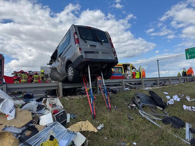 Tragedia na S7 pod Jędrzejowem. Cztery osoby zginęły w zderzeniu busa z ciągnikiem rolniczym [ZDJĘCIA].