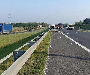 Potworny wypadek pod Białobrzegami! 55-latek zjechał nas pas awaryjny, ale zmiażdżyła go ciężarówka [ZDJĘCIA]
