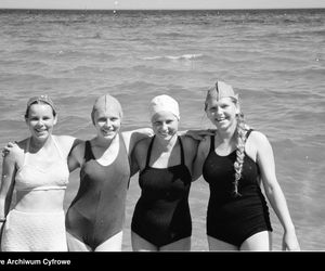 QUIZ PRL. Seksbomby znad Bałtyku. W czym opalały się nasze matki i babki? 15 pytań o plażowanie w stylu PRL