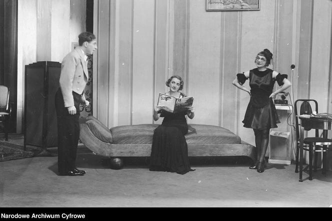 Zdjęcie zrobione podczas operetki Przygoda w Grand Hotelu w Teatrze Miejskim w Bydgoszczy. Rok 1935