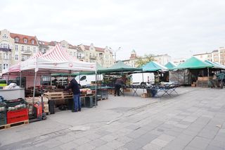 Wiosenne warzywa i owoce na poznańskich targowiskach