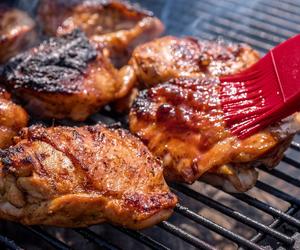 Udka kurczaka z grilla w wybornej marynacie. Odkryj sekret doskonałego smaku, który przyciąga jak magnes