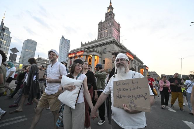 Przeszli przez Warszawę w piżamach i kapciach. Krzyczeli "Chcemy spać!"
