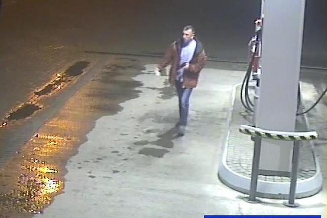 Złodziej aut złapany przez monitoring na stacji benzynowej. Policja prosi o pomoc w znalezieniu mężczyzny.