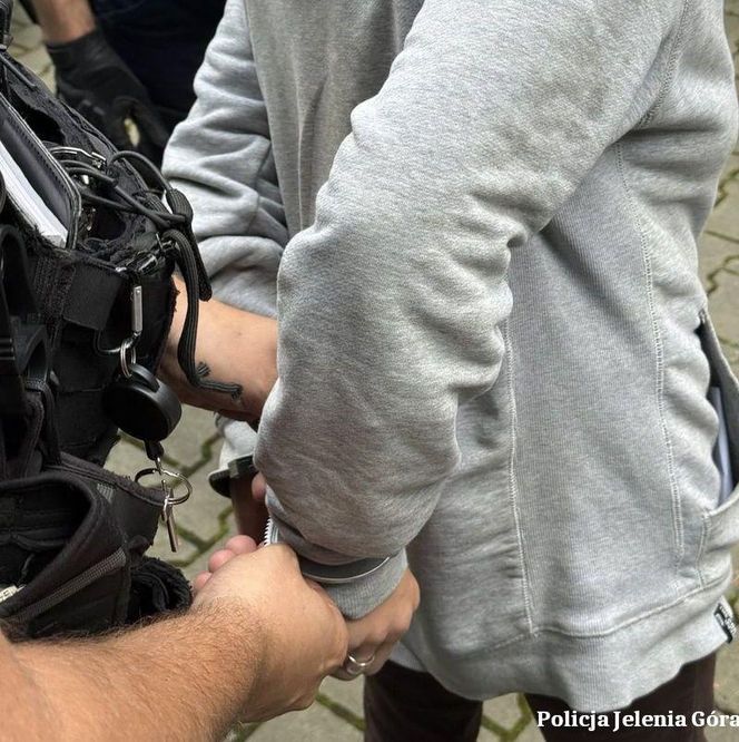 Biegał z kanistrem benzyny i groził, że spali sąsiadów. Policja zarzymała 40-latka za groźby i nękanie.