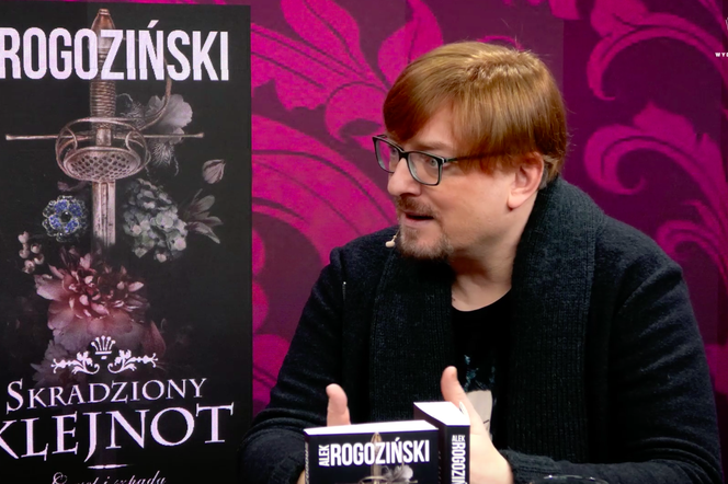 Tę potworność królowa skrywała za wachlarzem. Alek Rogoziński przemyca upiorne fakty