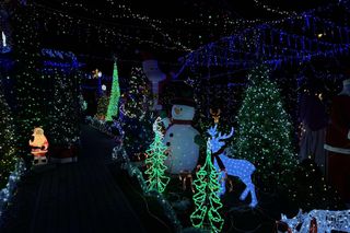 Czy to najpiękniej oświetlony dom w Łódzkiem? Sieradzkie Las Vegas znowu zachwyca [ZDJĘCIA]