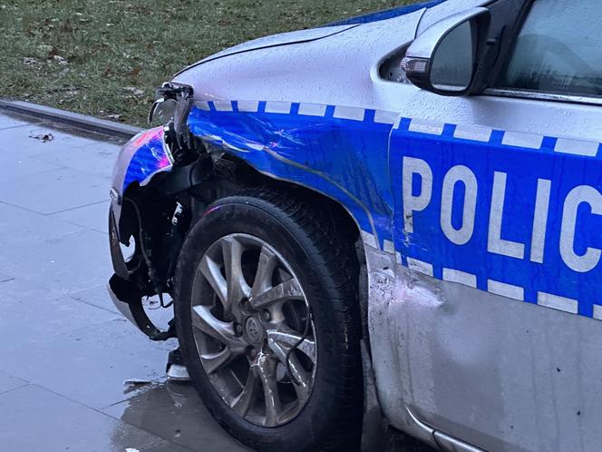 Dramatyczna interwencja w Warszawie. Policjant ranny w wypadku