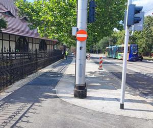 Chodnikowy slalom na Pomorskiej we Wrocławiu. Mieszkańcy: Jak piesi mają tędy chodzić? 