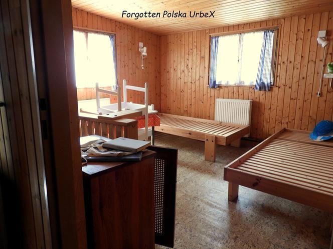 Lalka "śpiąca" w łóżku i urządzenia rehabilitacyjne. Co znajduje się w opuszczonym sanatorium przy polskiej granicy? [ZDJĘCIA]