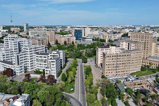 Plac Wolności w Charkowie - Derżprom po lewej stronie