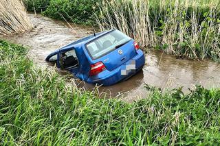 Wypadek w powiecie strzelińskim: Volkswagen wypadł z drogi i wpadł do rzeki