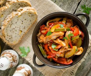 Boczniaki z cukinią i pomidorami - pyszne wege danie dla każdego