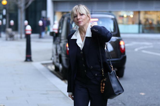 Cara Delevingne i Sienna Miller mają romans? Gorące pocałunki w jednym z klubów!