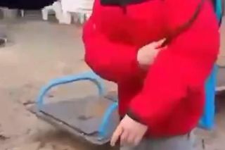 Bili, kopali i kazali klęczeć. Wstrząsające nagranie z parku Sienkiewicza w Łodzi