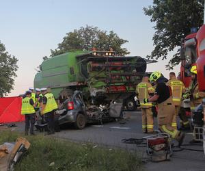 Czołówka osobówki z kombajnem. Jedna osoba nie żyje