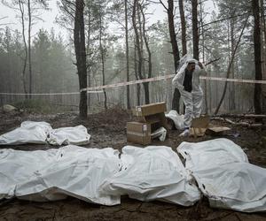 Ukraina. Ekshumacja masowych grobów w Izium