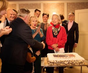 Na Wspólnej, odc. 4000. Maria (Bożena Dykiel), Włodek (Mieczysław Hryniewicz), Roża (Halina Rasiakówna), Darek (Michał Mikołajczak), Franek (Nathan Czyżewski), Damian (Waldemar Błaszczyk), Żaneta (Anna Guzik), Roman (Waldemar Obłoza)