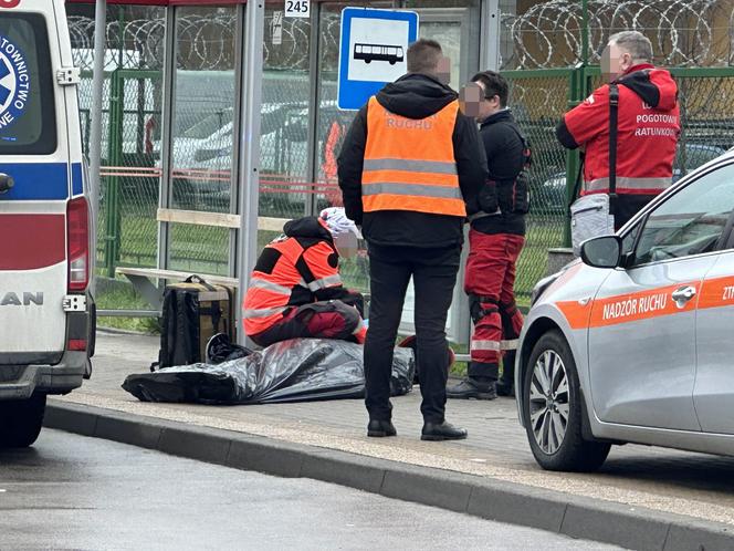 Walka o życie na pętli autobusowej. Mężczyzna zmarł