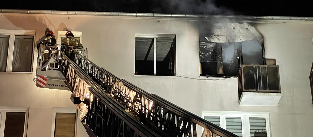 Ogień strawił mieszkanie na Targówku. Trzy osoby w szpitalu