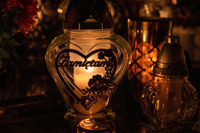 Tysiące zniczy rozświetliło polskie cmentarze. Niezwykły widok po zmroku