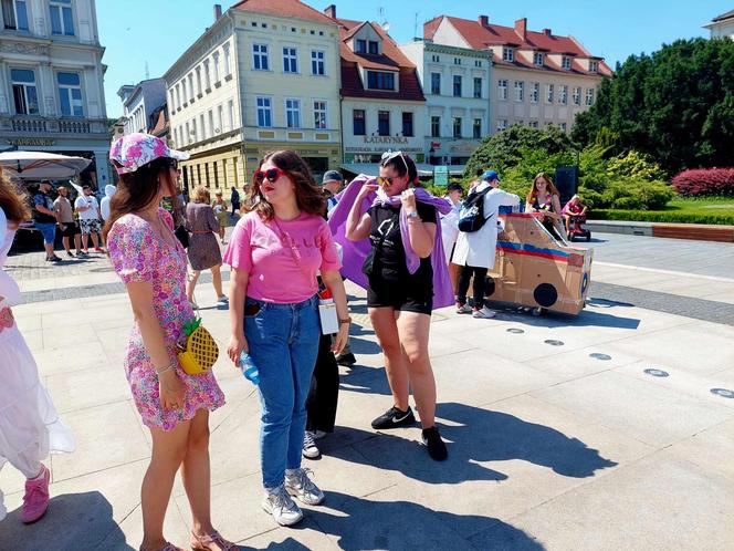 Bydgoscy studenci dotarli na juwenalia ambulansem. Był z kartonu, ale zabawa będzie najprawdziwsza!