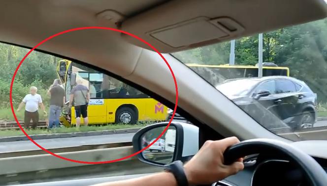 Wypadek autobusu w Bytomiu. Pojazd wpadł na tory tramwajowe. Kilka osób jest rannych