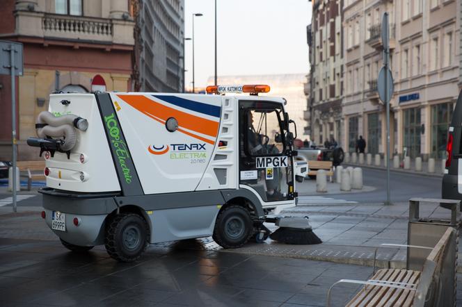 Katowice sprzątają po zimie! Miasto naprawia też uszkodzone drogi i chodniki