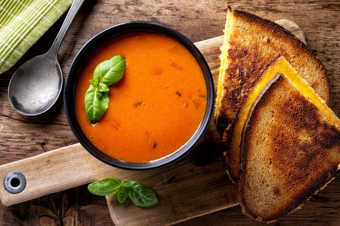 Zupa krem z pomidorów z puszki: łatwy przepis na szybki obiad