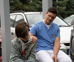 Na dobre i na złe odc. 966. Krzysztof Radwan (Mateusz Damięcki), Kubuś (Wiktor Trojan)