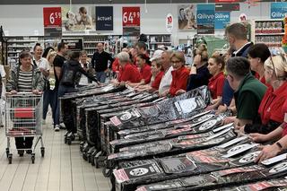 Tajemnicze wózki w Auchan! Klienci kupują „kota w worku”. Co jest w środku?