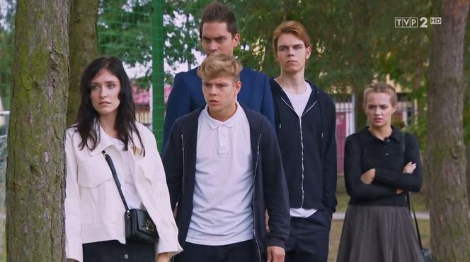 Barwy szczęścia odc. 2000. Igor (Natan Gudejko), Magda (Natalia Sierzputowska), Oliwka (Wiktoria Gąsiewska), Antek (Aleksander Dubrowski), Tymon (Jakub Wróblewski)