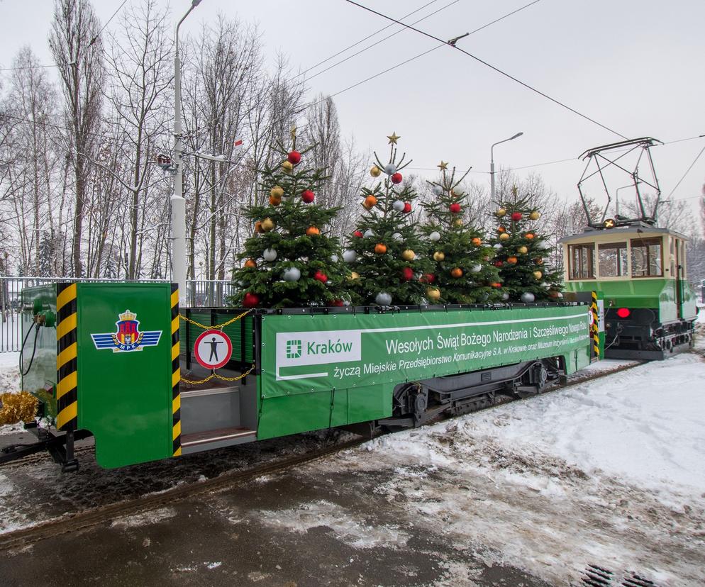 Świąteczny tramwaj z choinkami wyjechał na krakowskie tory