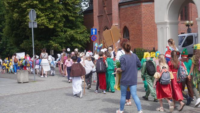 Dni Bajki 2024. W centrum Olsztyna zrobiło się bajkowo. Dzieci przejęły władzę nad miastem [ZDJĘCIA]