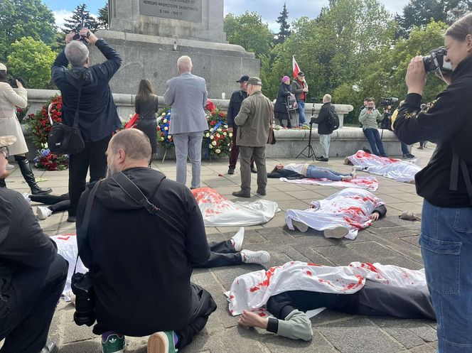 Antywojenny protest na Cmentarzu Żołnierzy Radzieckich w Warszawie